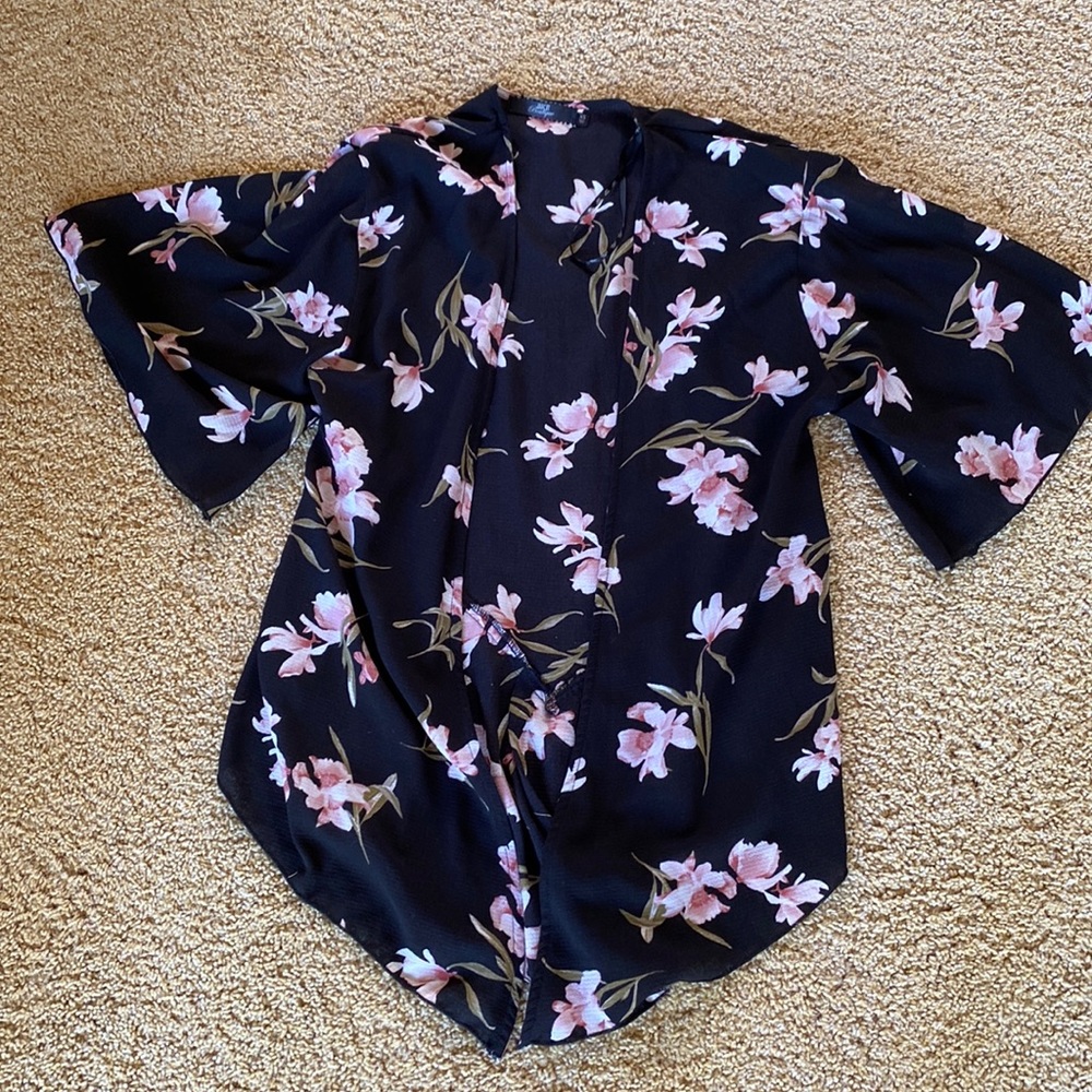 BKE Boutique XS black floral shawl